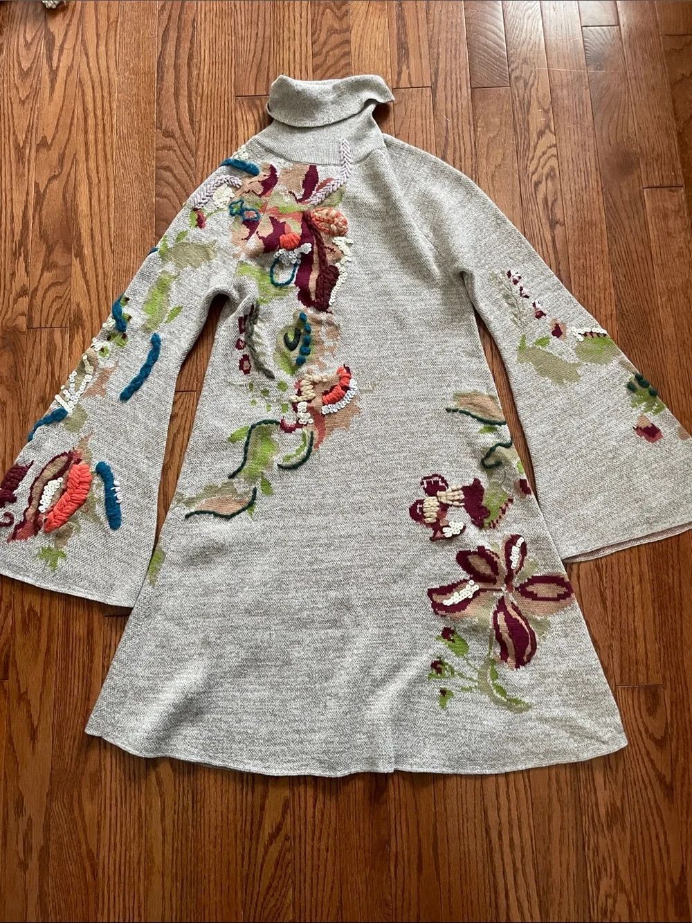Knitted & Knotted Beige Floral Embroidered Turtleneck Sweater Dress Womens Sz XS